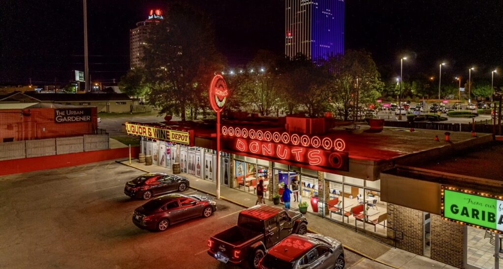Gibson's Donuts exterior
