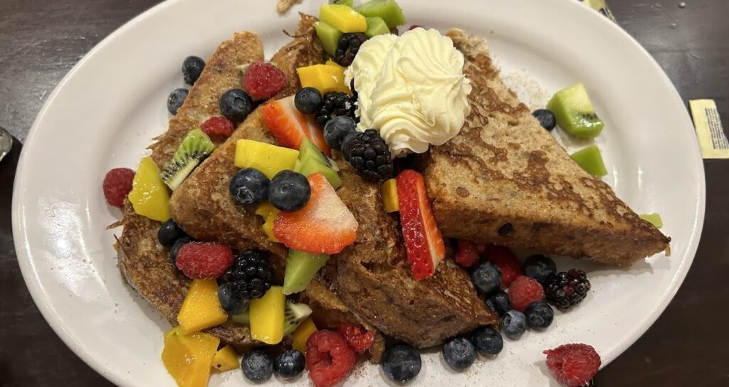 French toast with berries
