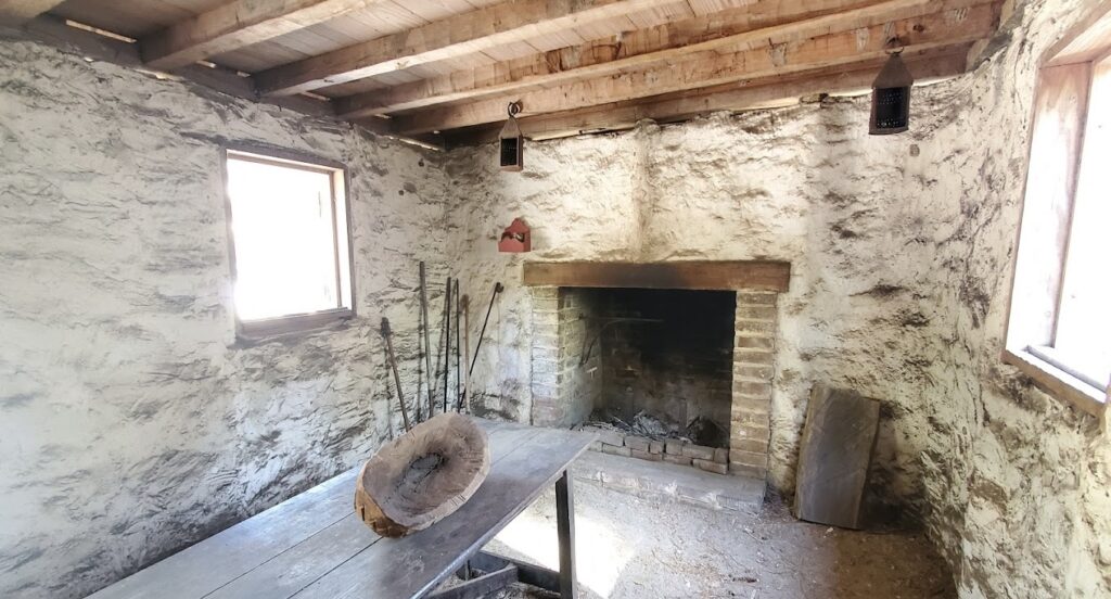 Colonial dwelling
